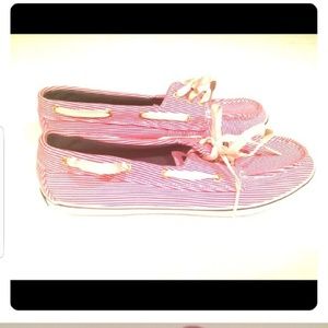 Sperry topsider boat shoes.